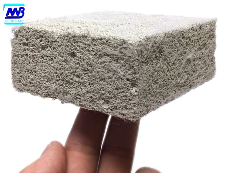 Bê tông xốp là vật liệu xây dựng có cấu trúc rỗng với hàng triệu bọt khí hoặc hạt siêu nhẹ bên trong