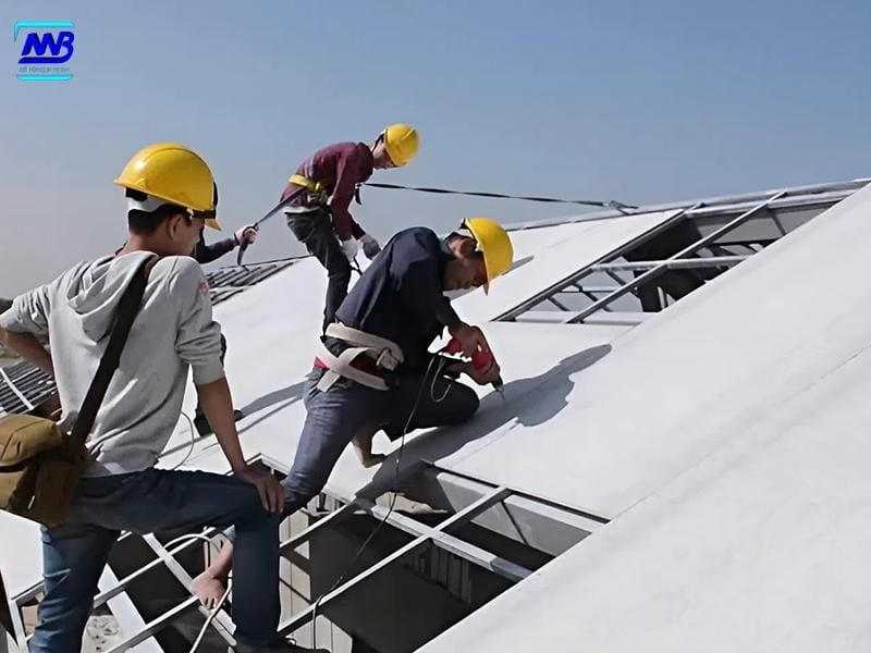 Mái bê tông nhẹ nổi bật với trọng lượng siêu nhẹ giúp giảm tải cho móng, khả năng cách âm, cách nhiệt và chống cháy tốt