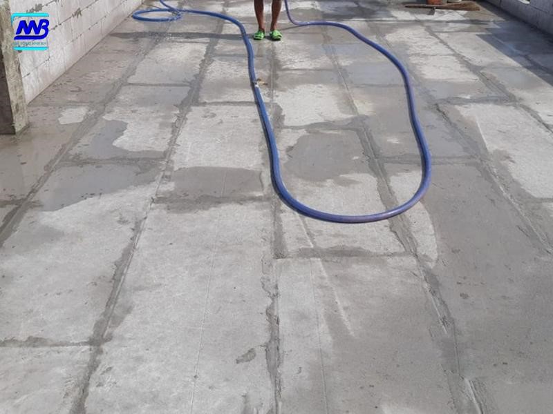 Sàn bê tông nhẹ ALC/AAC dễ thấm do tỷ trọng thấp, độ rỗng lớn, nhiều mạch ghép