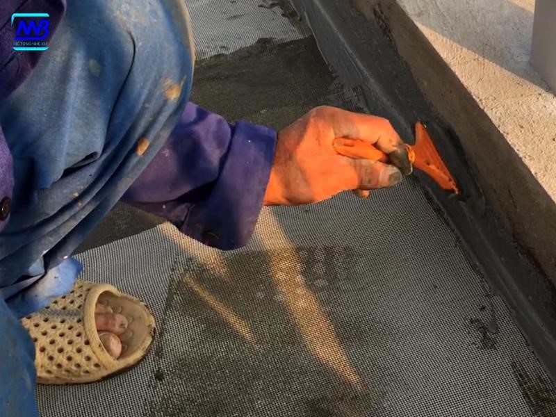 Thi công lớp chống thấm chính